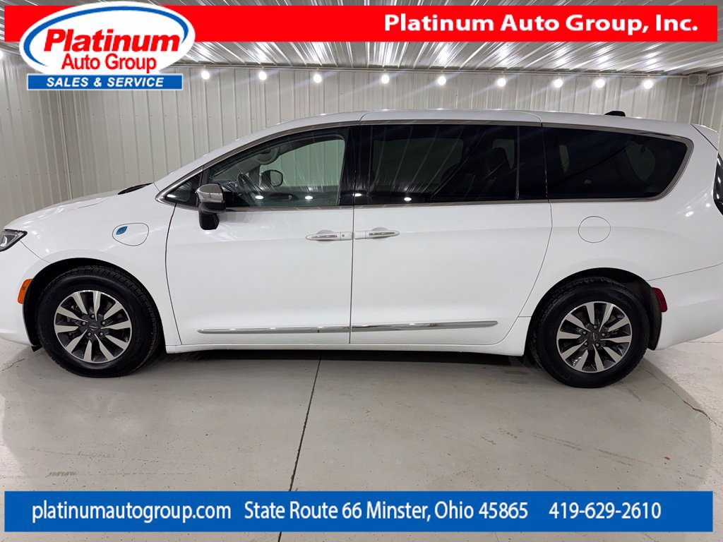 Used 2023 Chrysler Pacifica Limited FWD image 2
