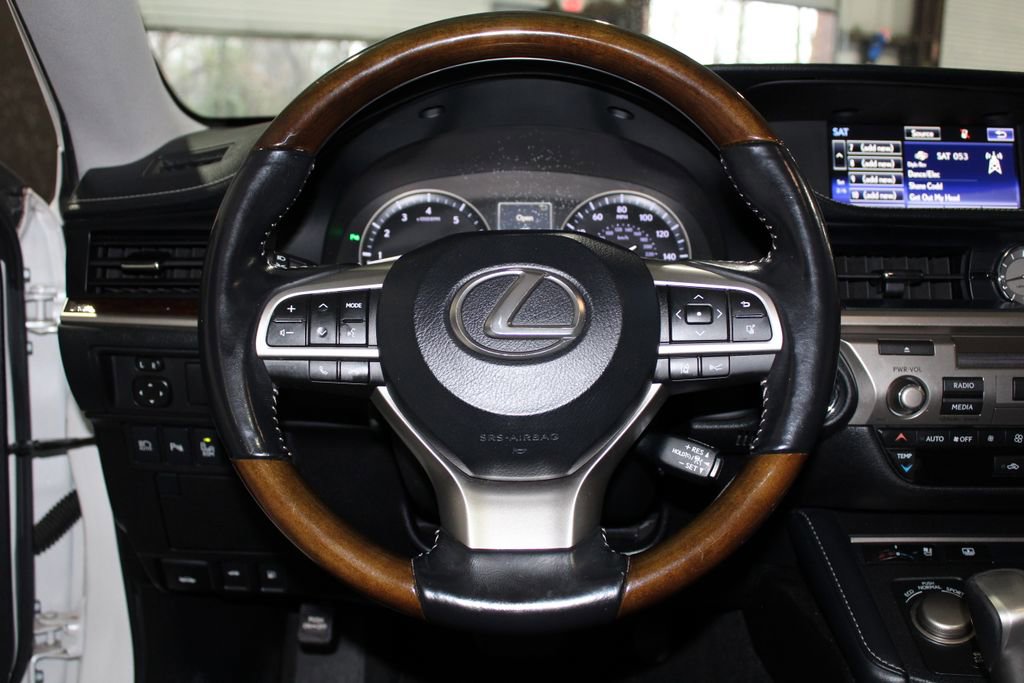 Used 2016 Lexus ES 350 w/ Luxury Package w/Wood Trim image 12