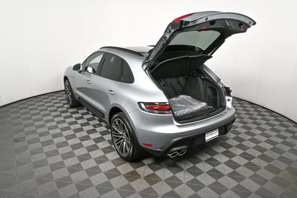 Certified 2026 Porsche Macan AWD/4WD image 32