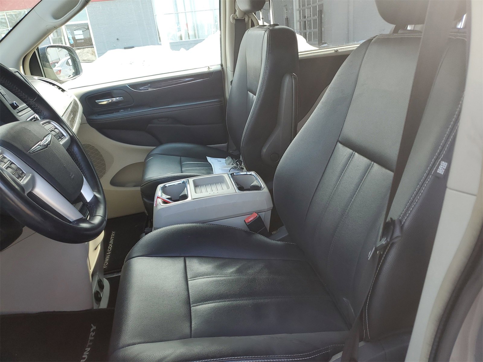 Used 2016 Chrysler Town & Country Touring image 16