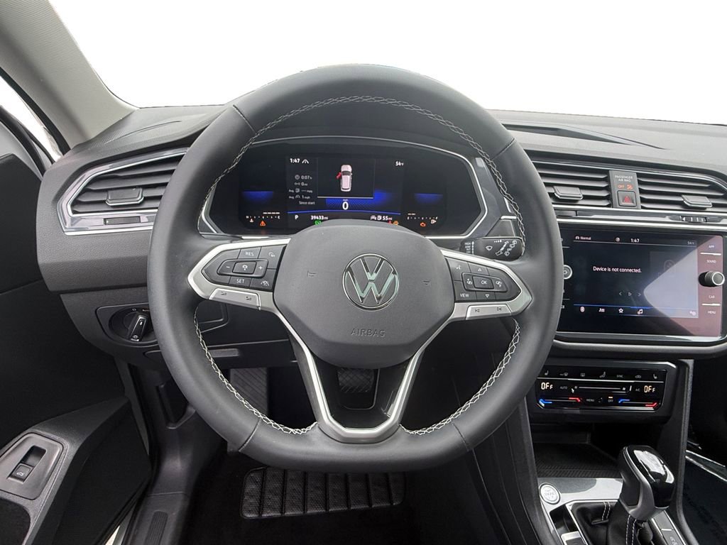 Used 2022 Volkswagen Tiguan SE w/ Panoramic Sunroof Package AWD/4WD image 12