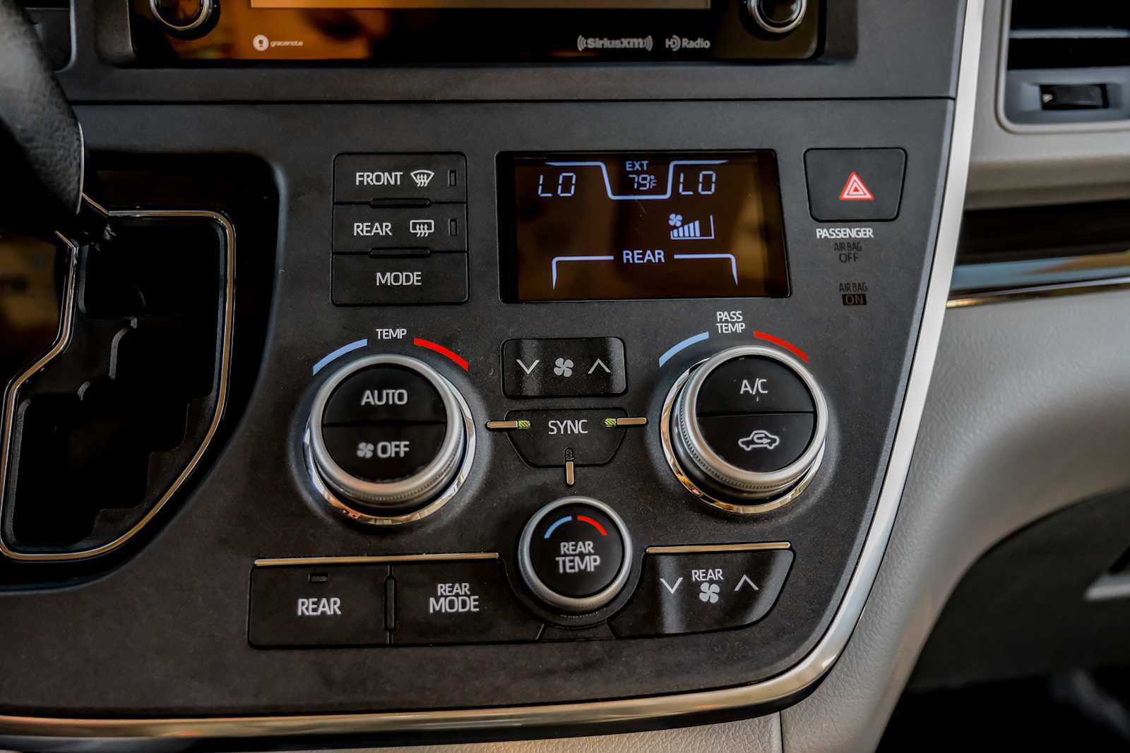 Used 2018 Toyota Sienna XLE image 27