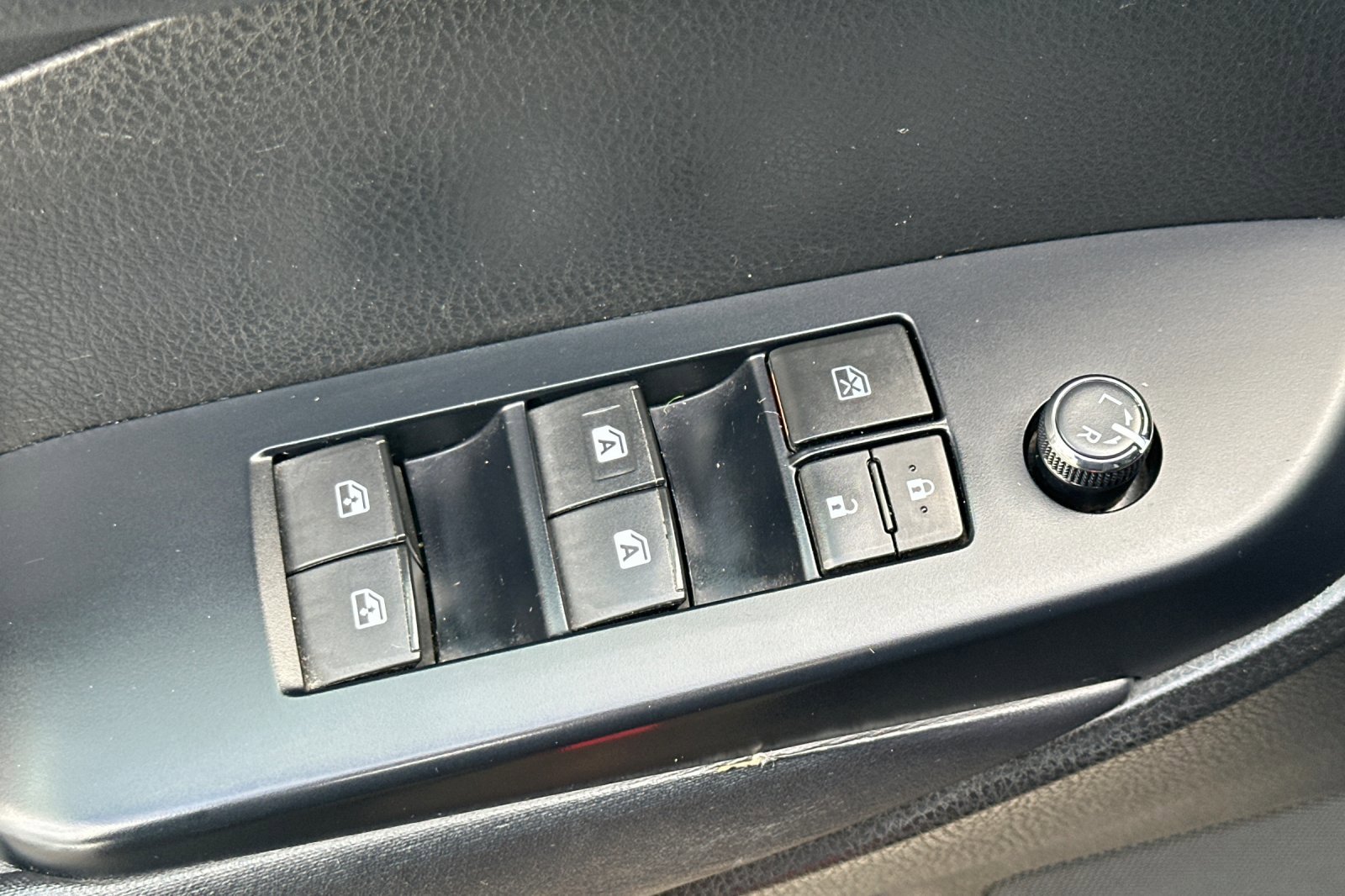 Used 2017 Toyota Highlander XLE image 12