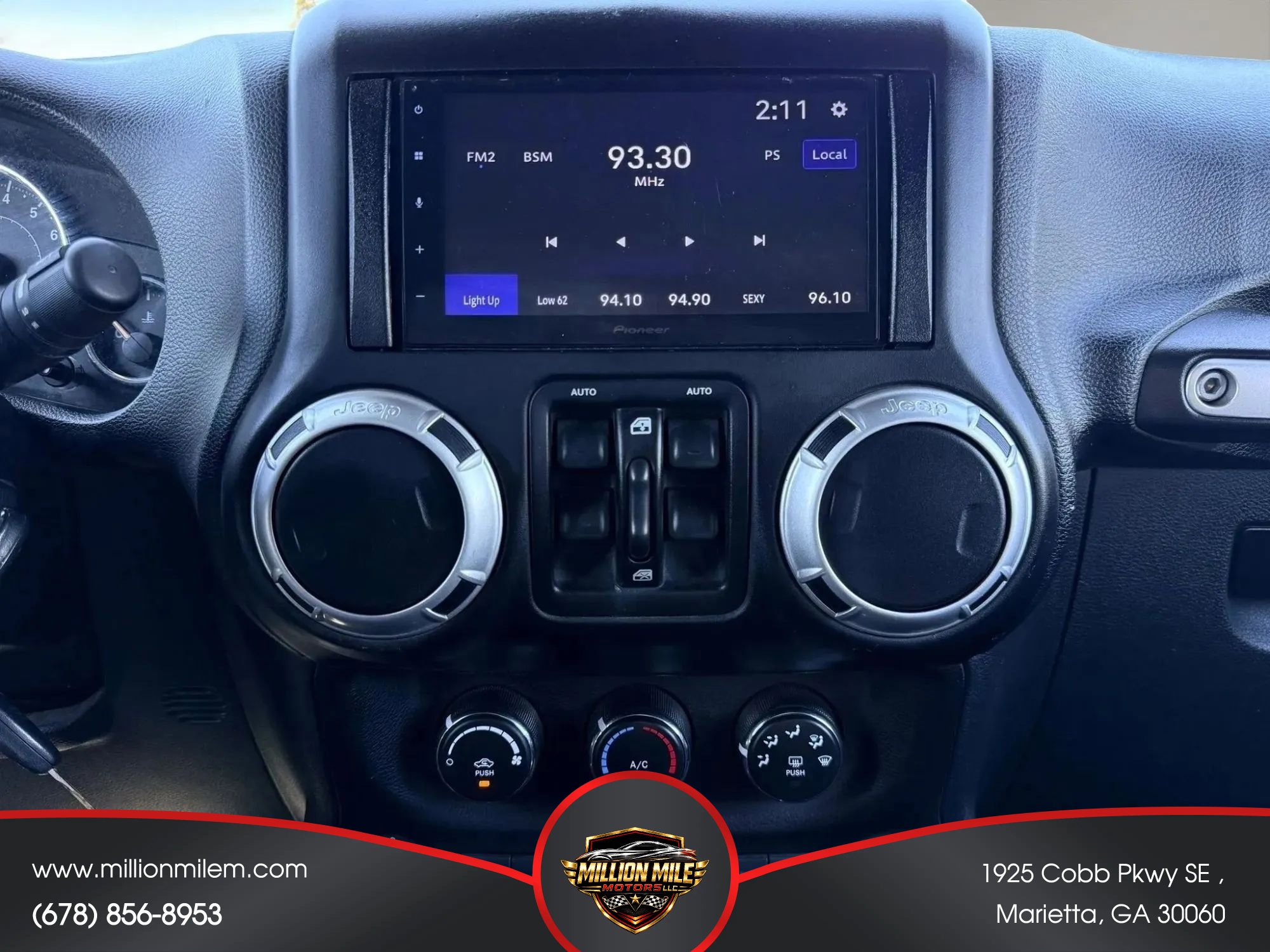 Used 2015 Jeep Wrangler Unlimited Sahara w/ Connectivity Group AWD/4WD image 24