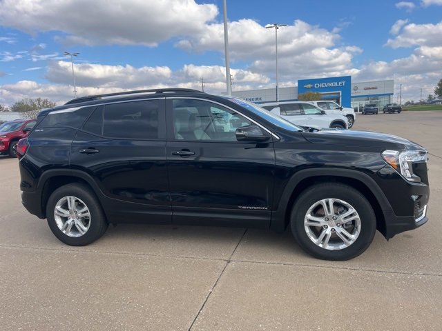 Used 2023 GMC Terrain SLE w/ Driver Convenience Package image 2