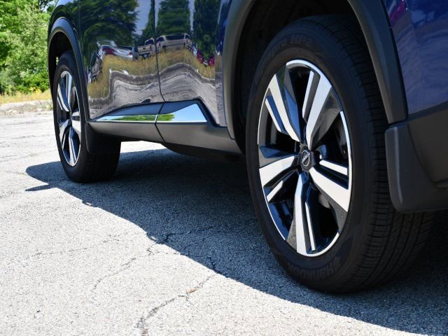 Used 2023 Nissan Rogue SL AWD/4WD image 9