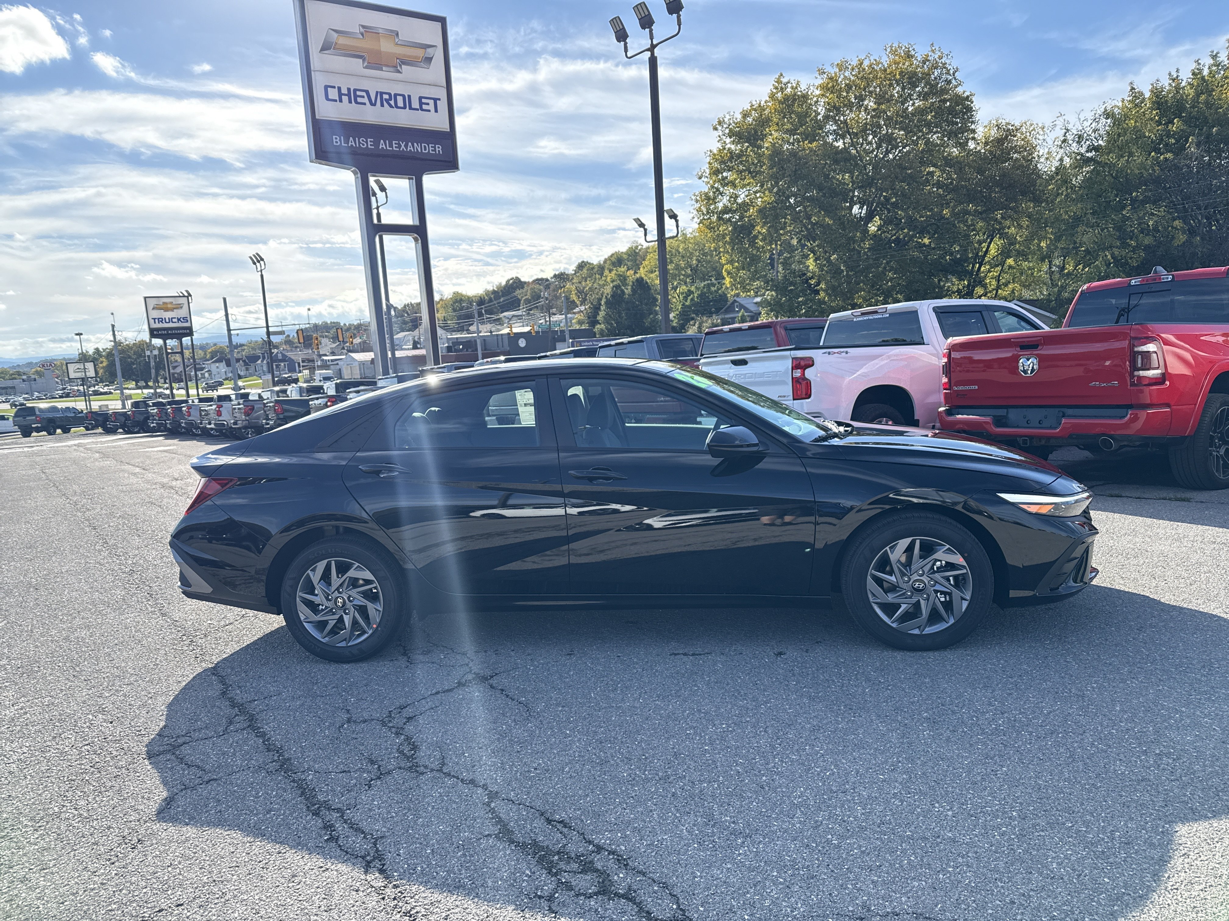 New 2026 Hyundai Elantra Hybrid FWD image 2