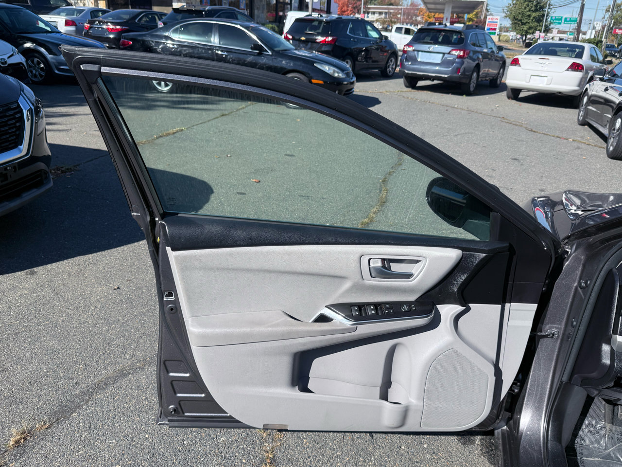 Used 2017 Toyota Camry SE image 16