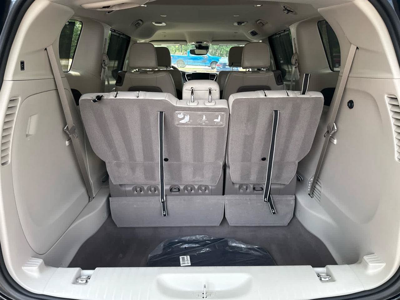 Used 2021 Chrysler Pacifica Touring-L w/ Premium & Safety Sphere Group FWD image 11
