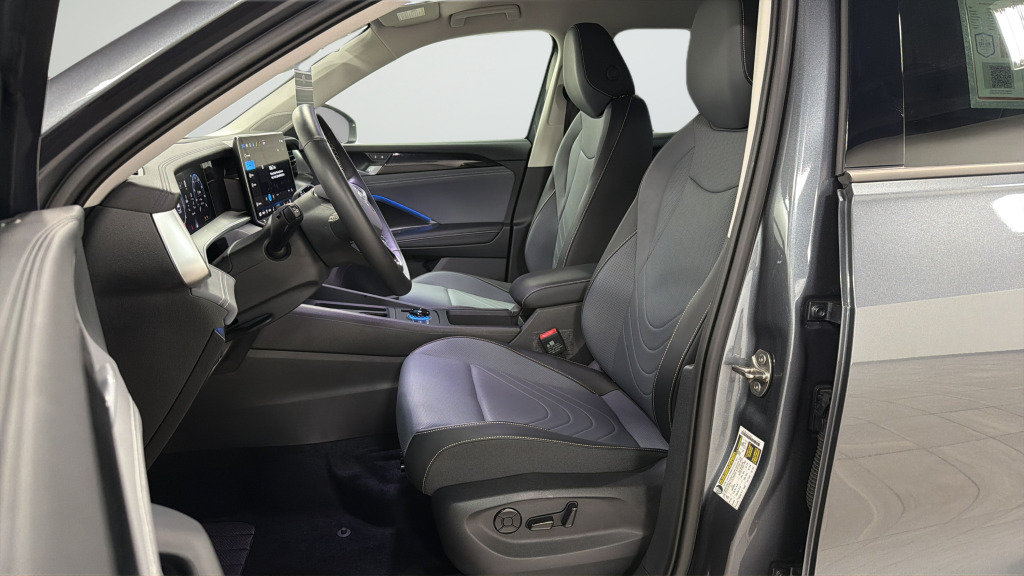 Certified 2025 Volkswagen Tiguan SE FWD image 17