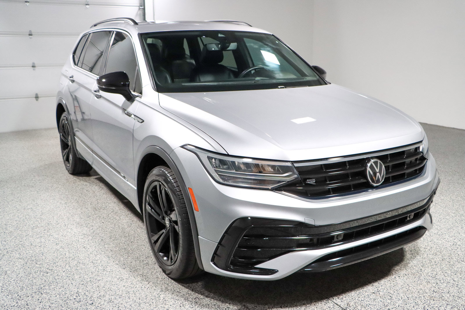 Used 2023 Volkswagen Tiguan SE R-Line FWD image 5