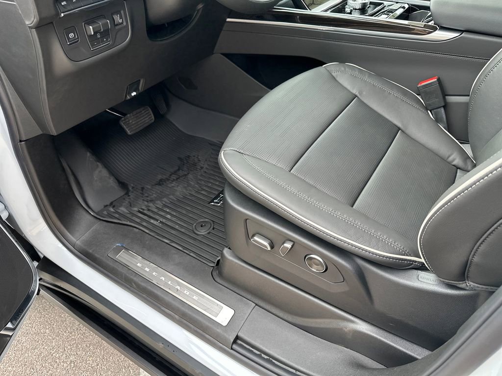 New 2026 Cadillac Escalade ESV Luxury w/ LPO, Floor Liner Package AWD/4WD image 33