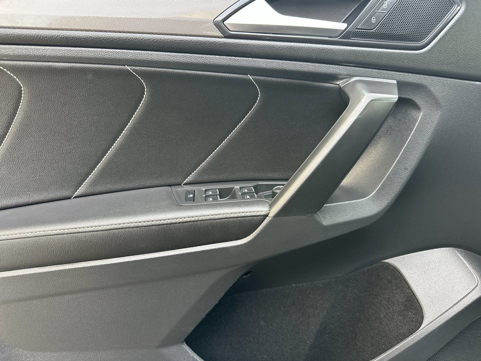 Used 2023 Volkswagen Tiguan SE FWD image 11