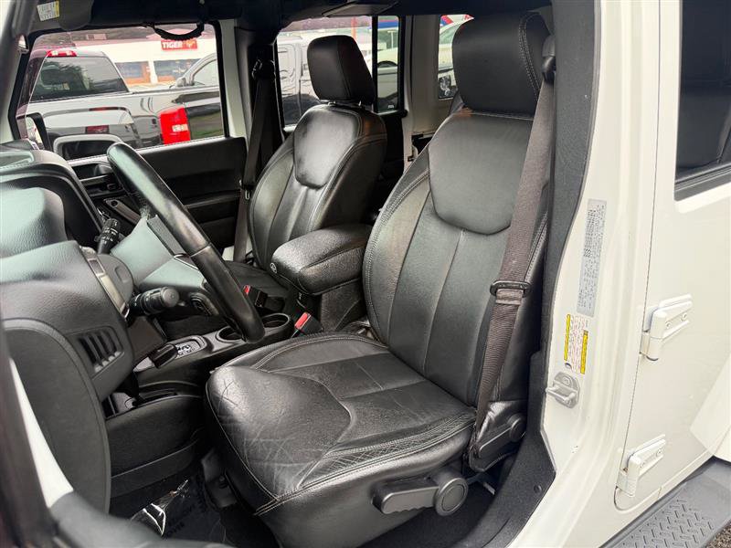 Used 2018 Jeep Wrangler Unlimited Sahara AWD/4WD image 15