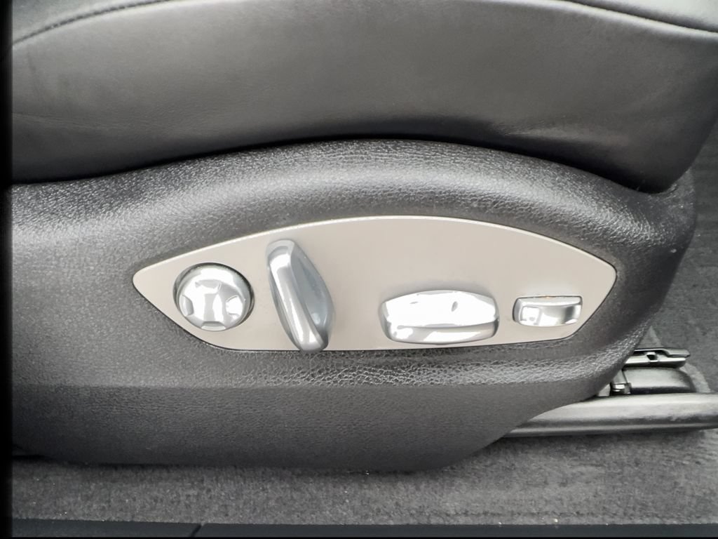 Used 2024 Porsche Macan AWD/4WD image 34
