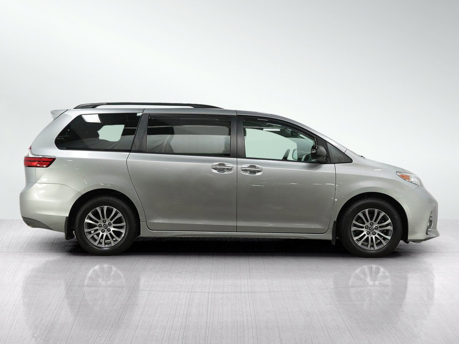 Used 2020 Toyota Sienna XLE w/ XLE Navigation Package FWD image 6