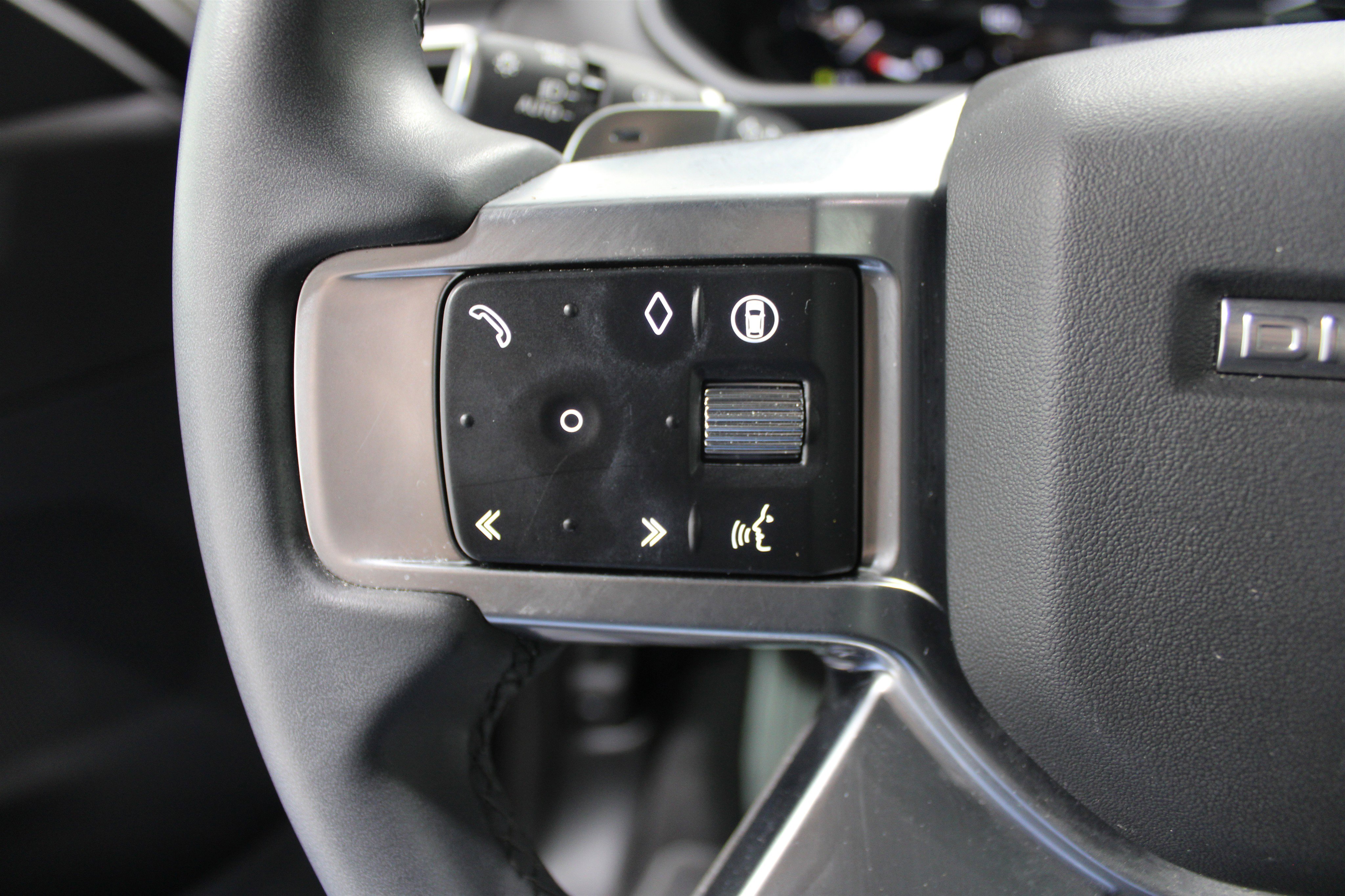 Used 2024 Land Rover Discovery Dynamic SE AWD/4WD image 10