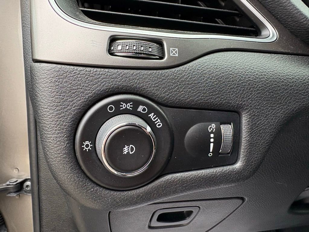 Used 2019 Jeep Cherokee Latitude w/ Popular Appearance Group image 21