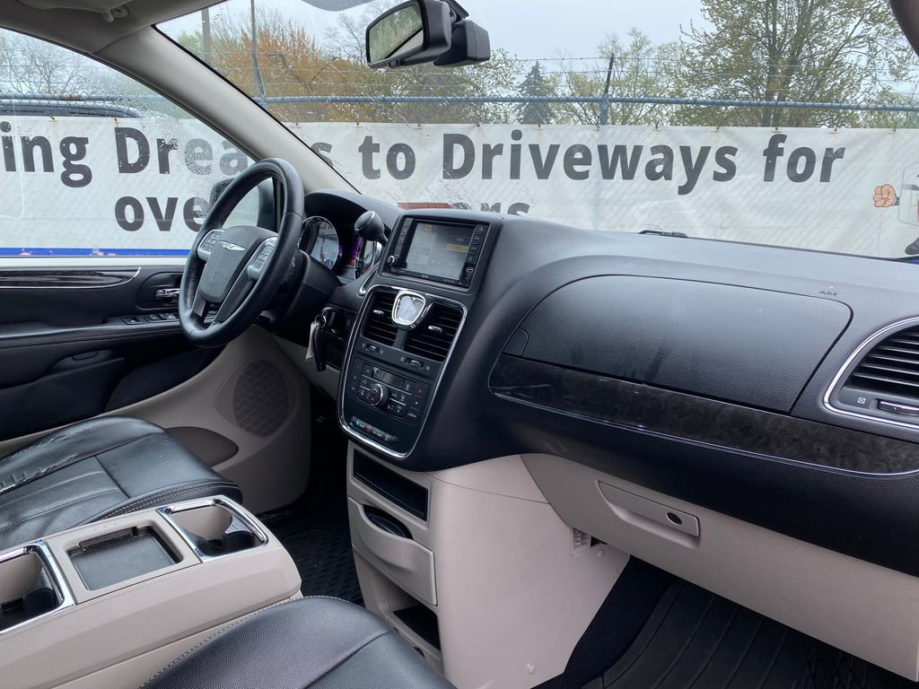 Used 2012 Chrysler Town & Country Touring-L w/ Driver Convenience Group FWD image 18