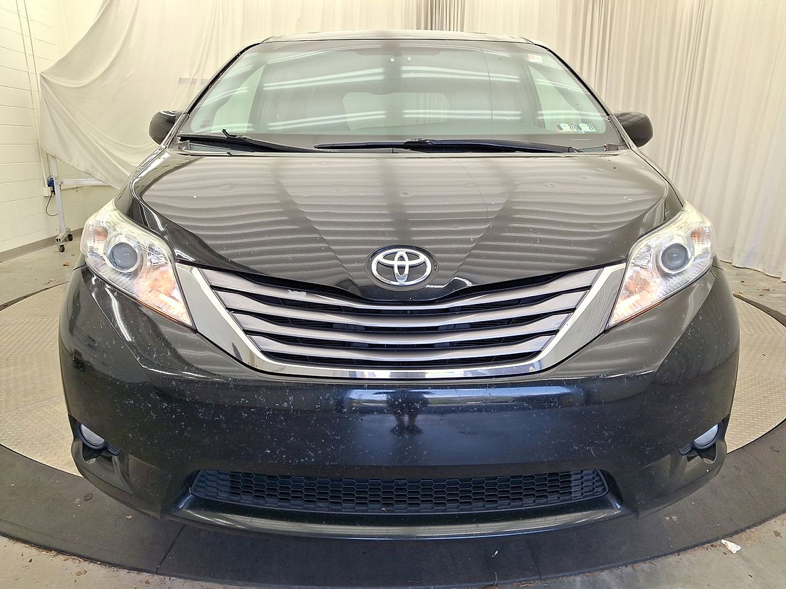 Used 2015 Toyota Sienna XLE w/ XLE Navigation Package FWD image 29
