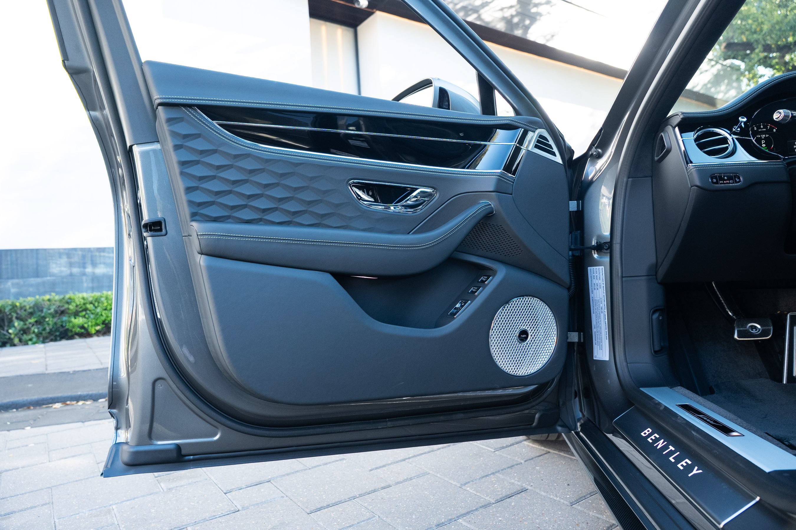 Certified 2025 Bentley Flying Spur Plug-In Hybrid AWD/4WD image 15