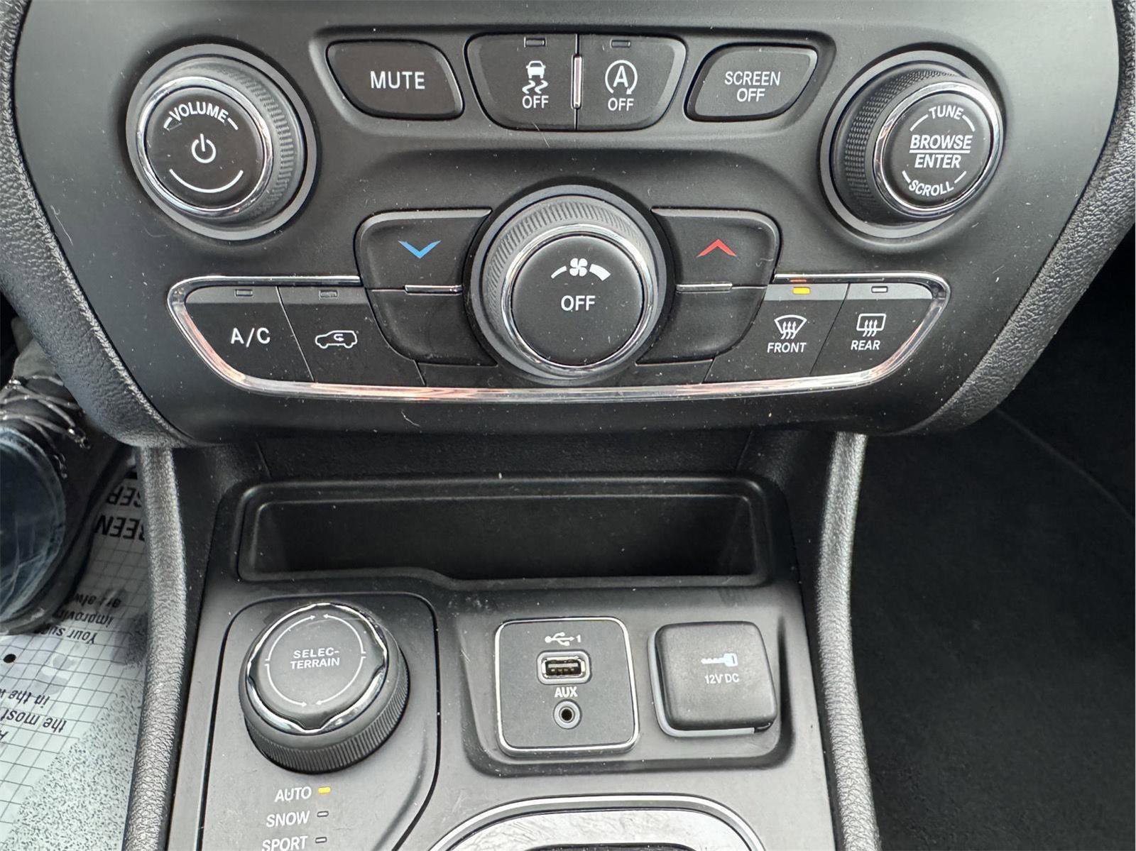 Used 2021 Jeep Cherokee Latitude Plus AWD/4WD image 24
