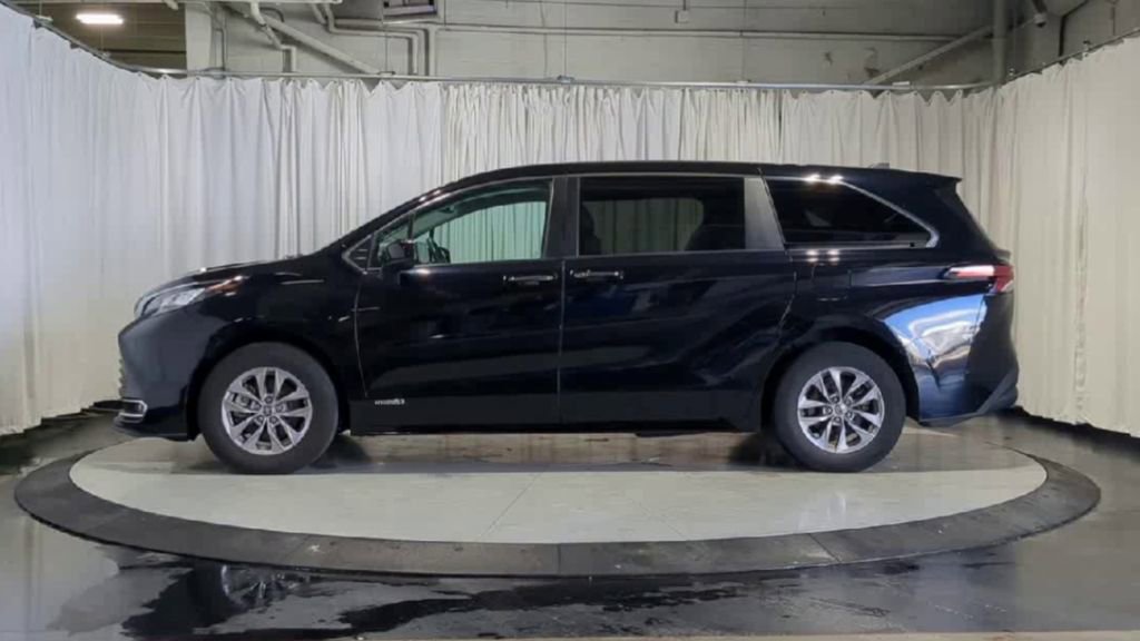 Used 2021 Toyota Sienna XLE FWD image 6