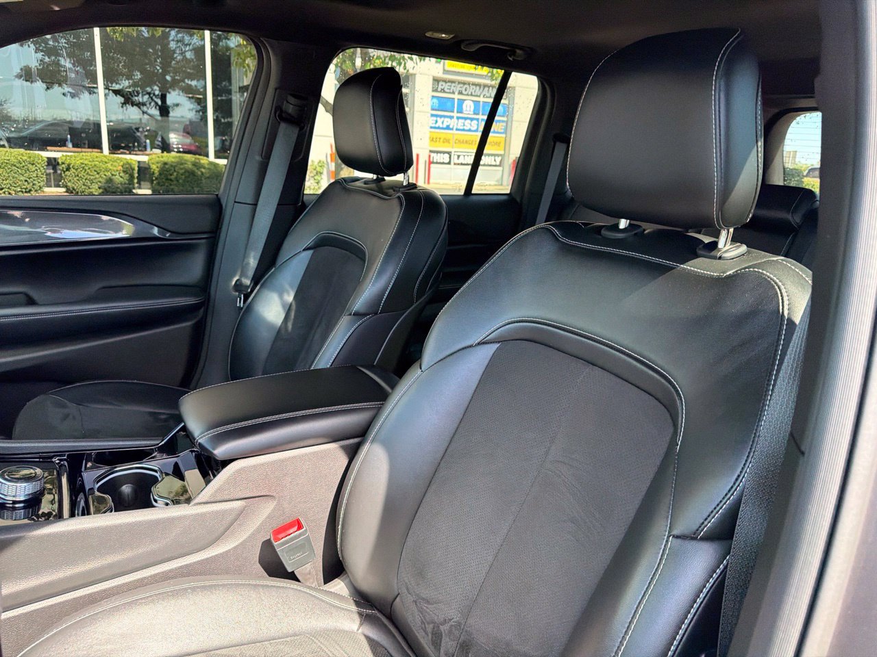 Used 2023 Jeep Grand Cherokee Altitude AWD/4WD image 15