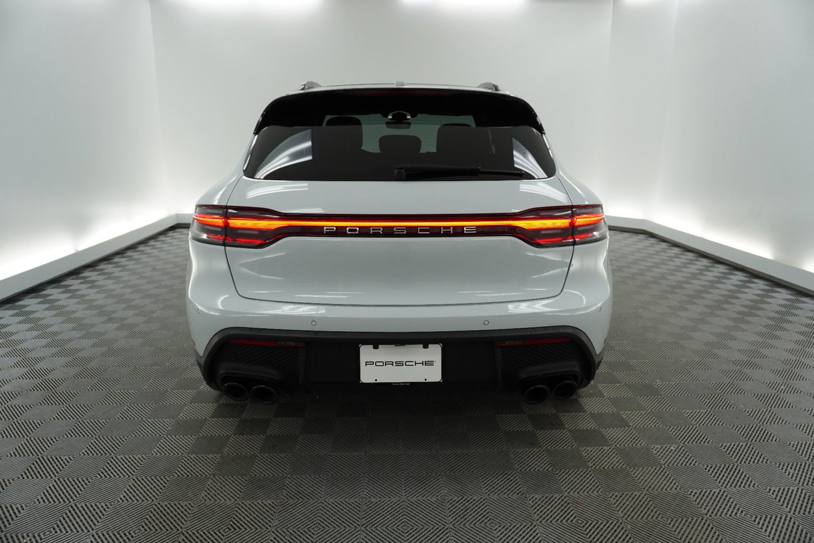 Certified 2025 Porsche Macan AWD/4WD image 6