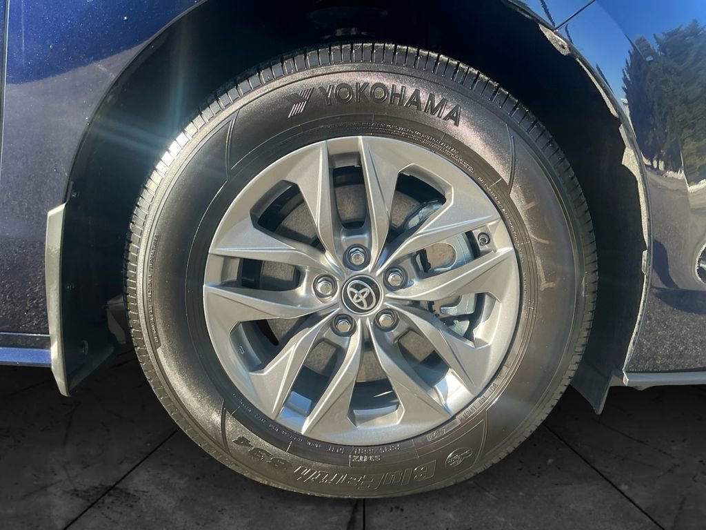 Used 2025 Toyota Sienna XLE image 14