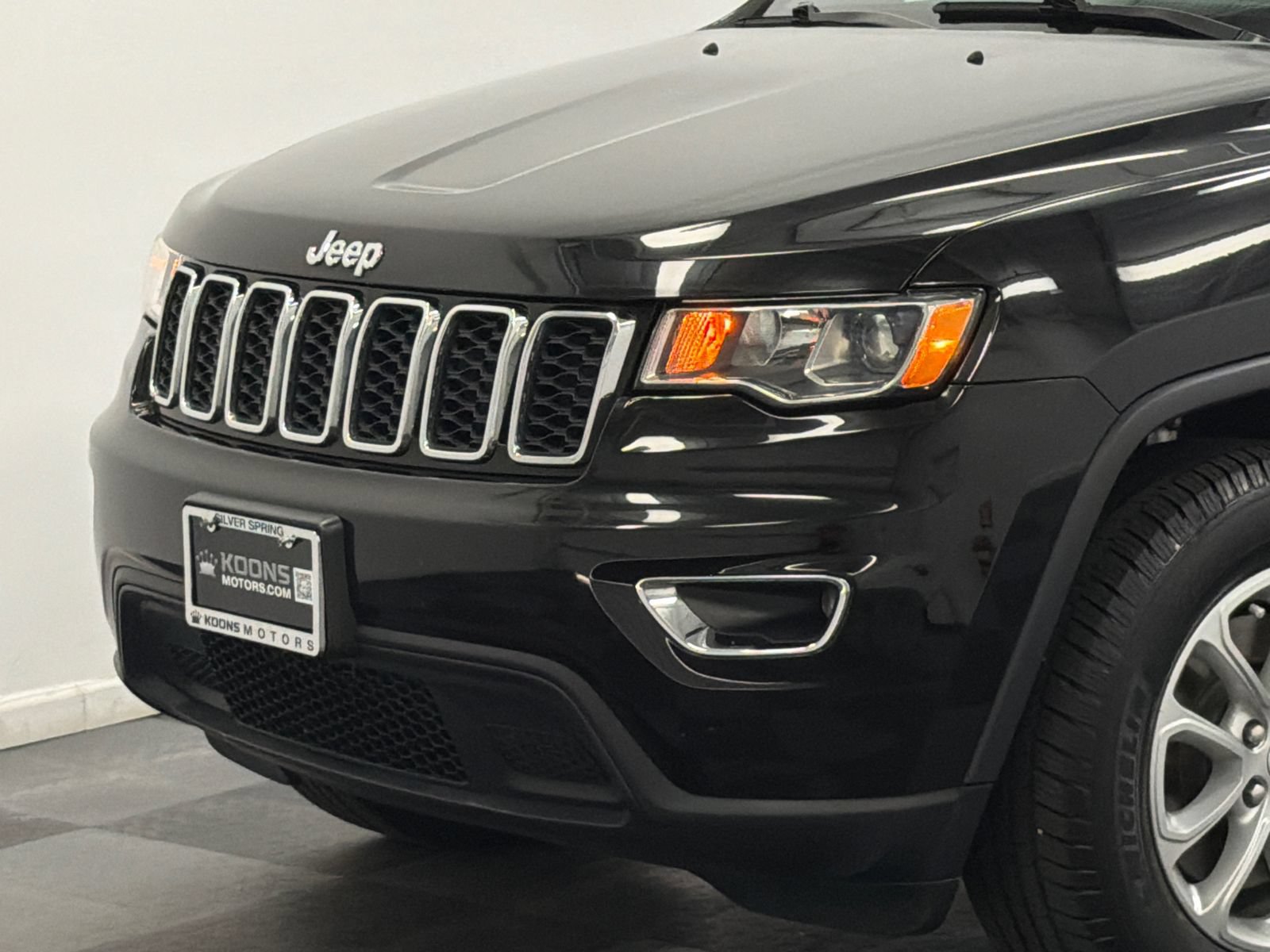 Used 2021 Jeep Grand Cherokee Laredo AWD/4WD image 2