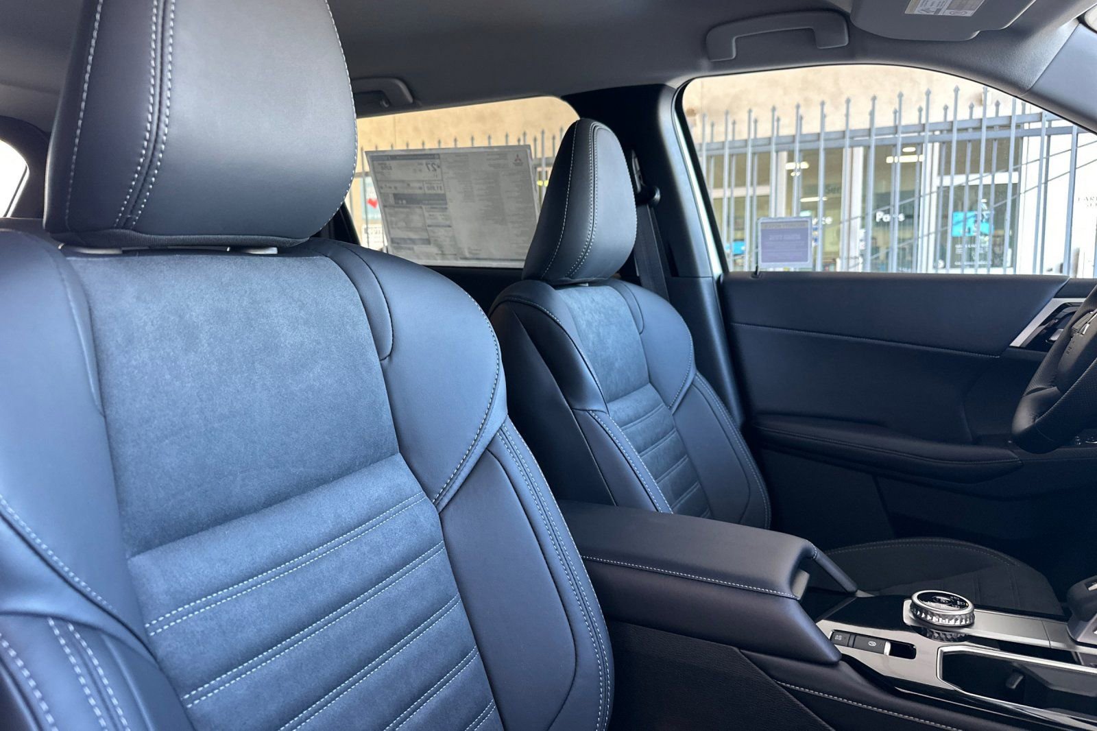 New 2025 Mitsubishi Outlander SE image 15