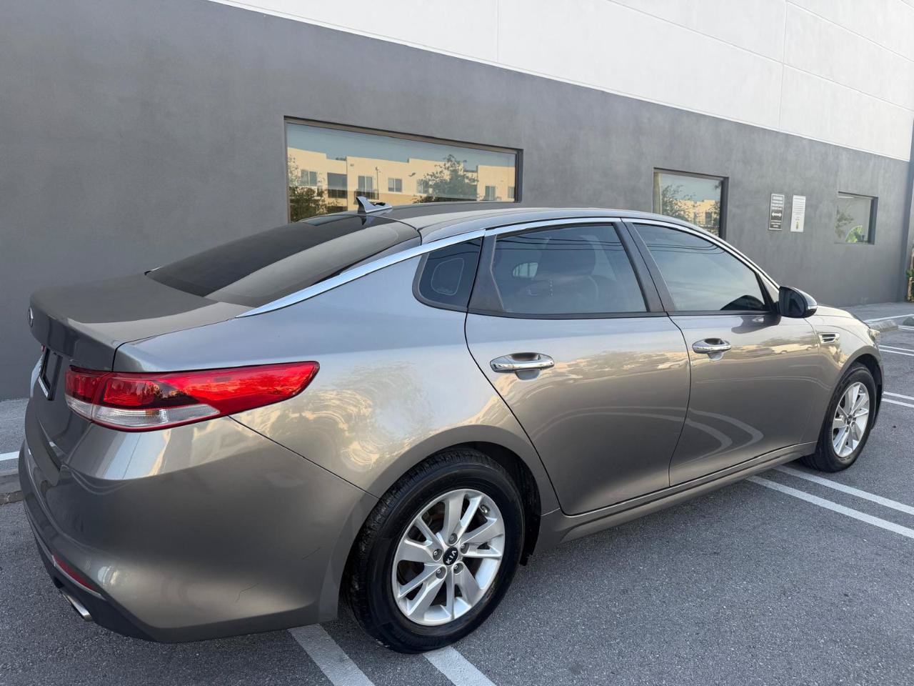 Used 2016 Kia Optima LX FWD image 8