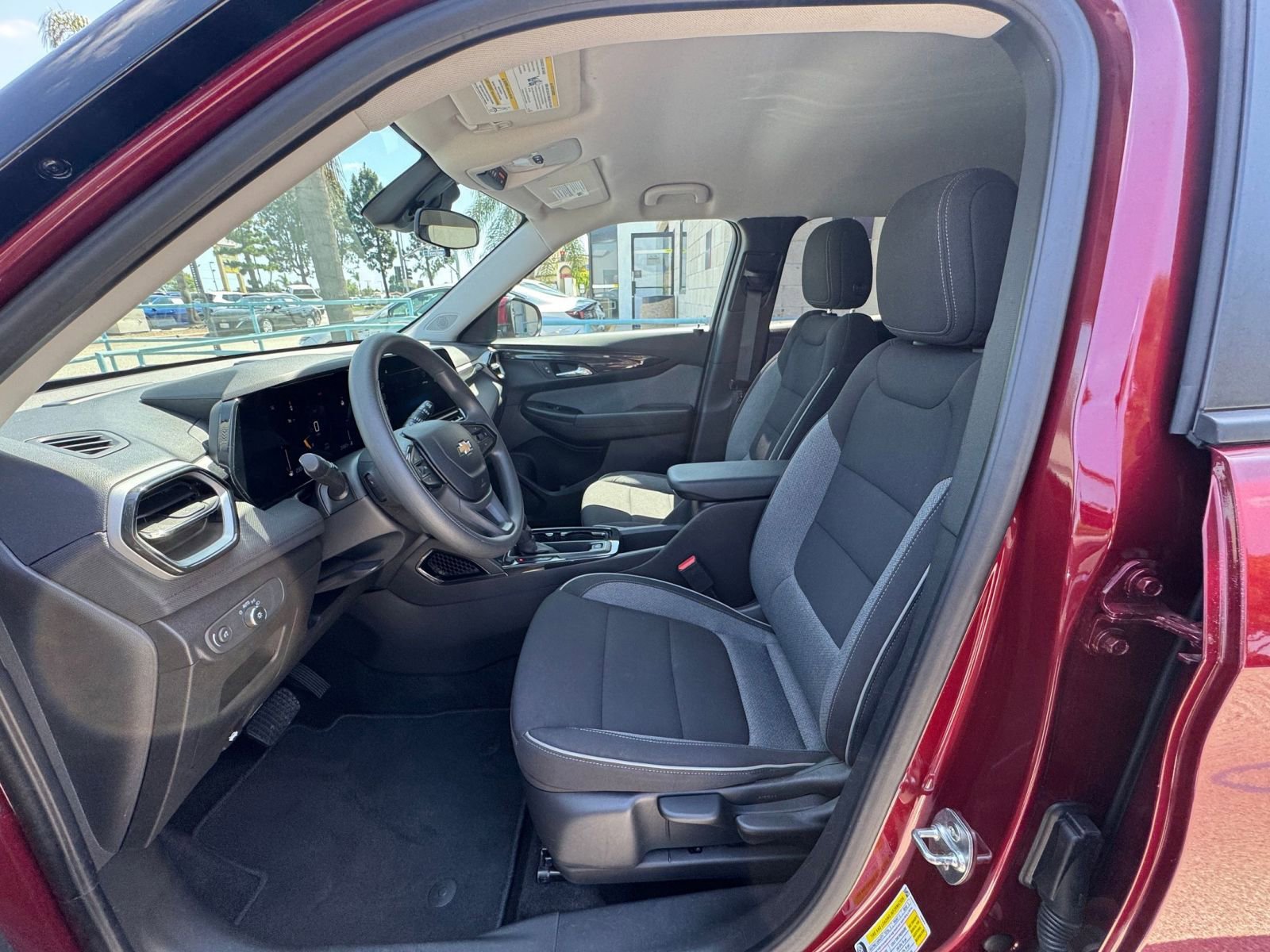 Used 2025 Chevrolet TrailBlazer LT FWD image 25