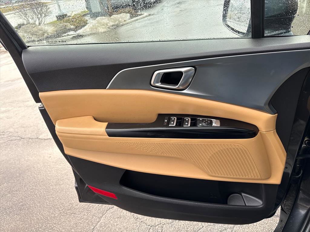 Used 2023 Kia Carnival LX image 21