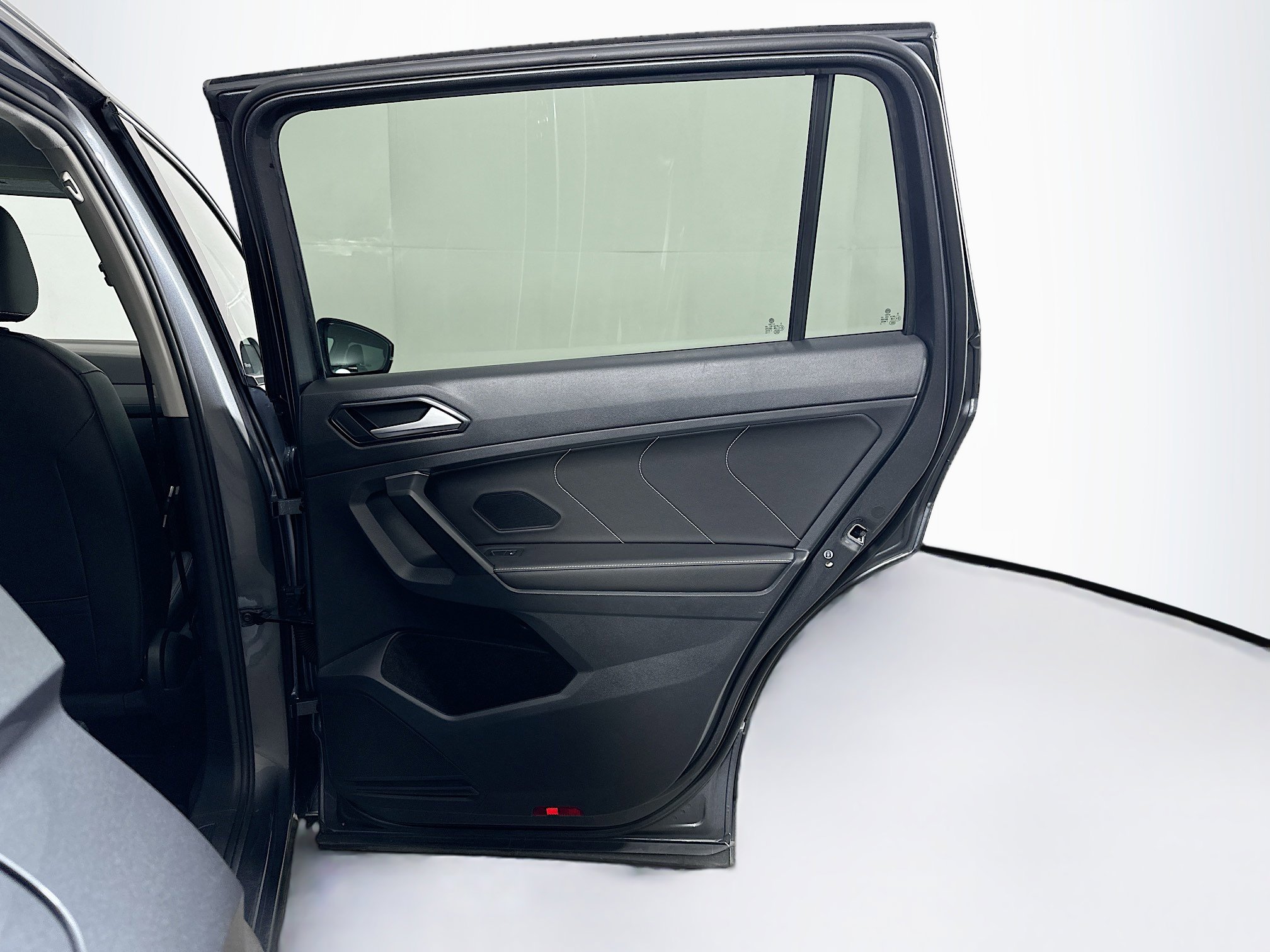 Used 2023 Volkswagen Tiguan SE image 29