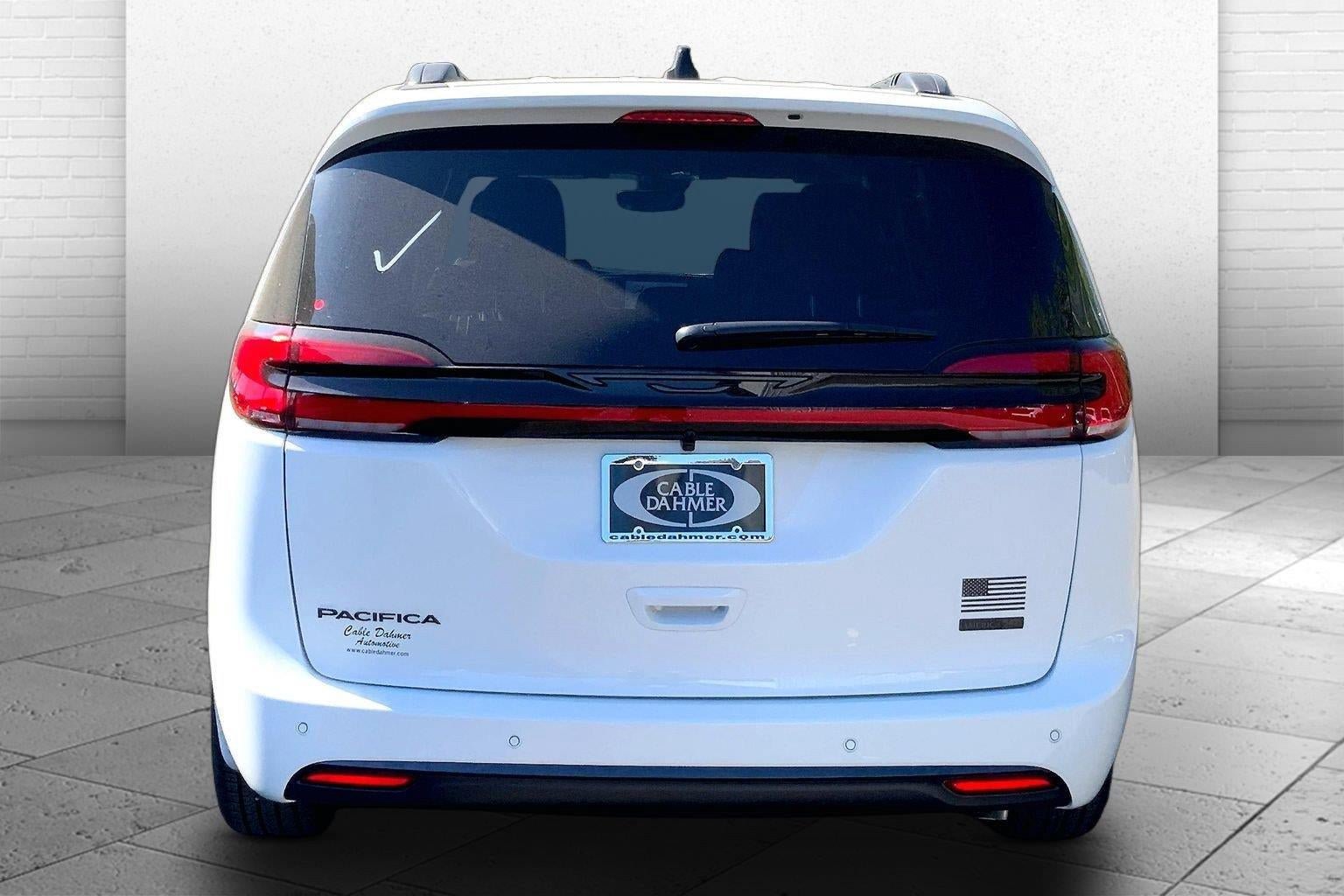 New 2027 Chrysler Pacifica Select FWD image 4