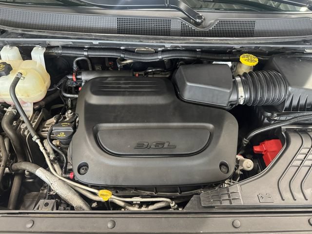 Used 2019 Chrysler Pacifica Limited w/ Tire & Wheel Group FWD image 6