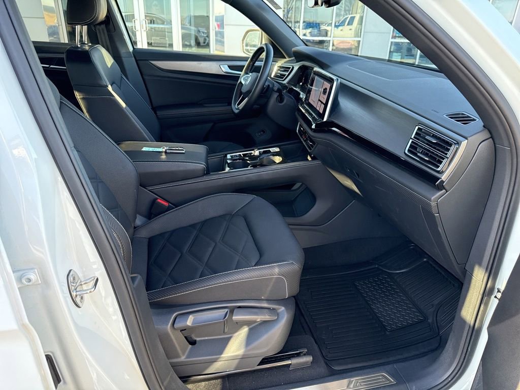 Used 2025 Volkswagen Atlas Cross Sport SE image 31