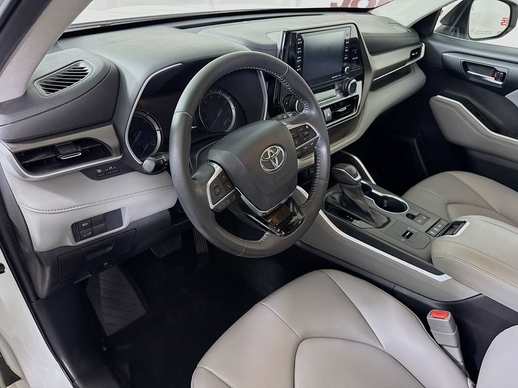 Certified 2021 Toyota Highlander XLE AWD/4WD image 19