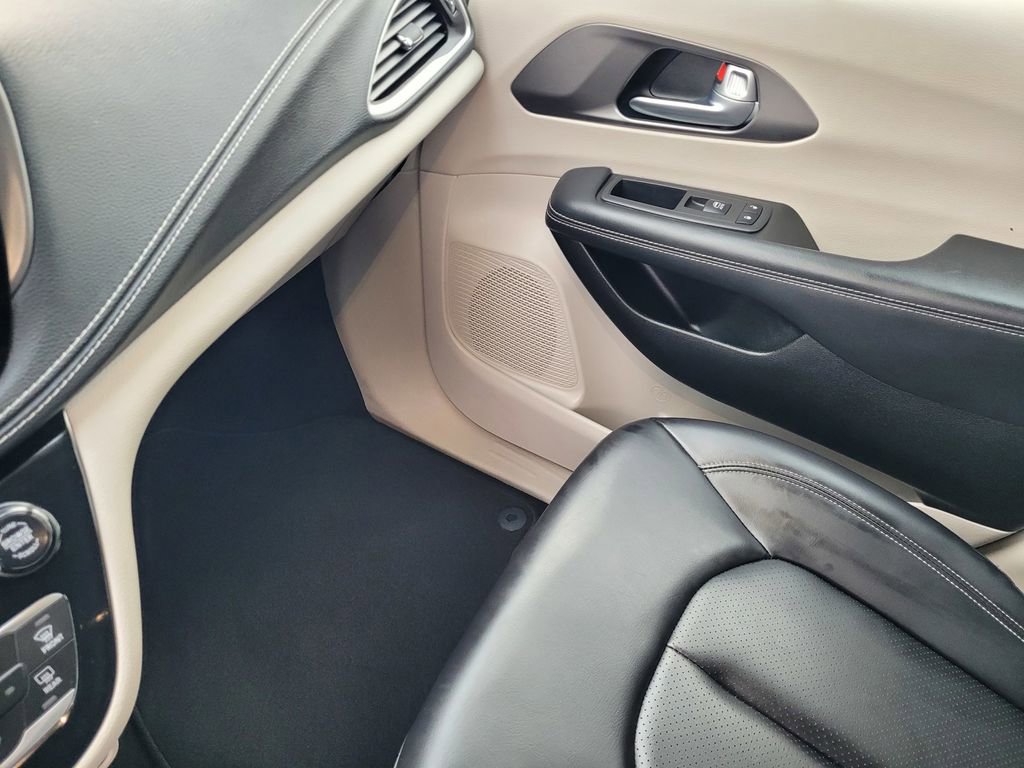 Used 2024 Chrysler Pacifica Select image 13