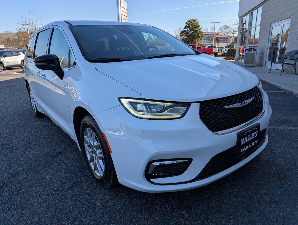 Used 2024 Chrysler Pacifica Touring-L image 2