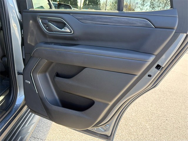 Used 2022 GMC Yukon SLT w/ SLT Premium Package image 16