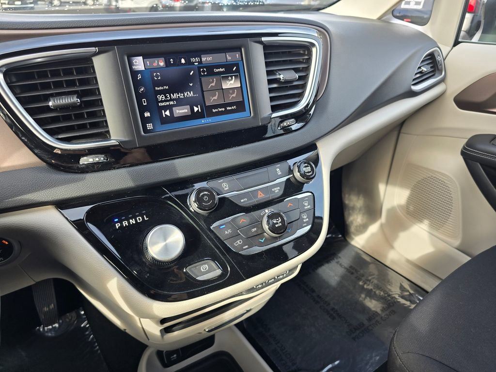 Used 2023 Chrysler Voyager LX image 27