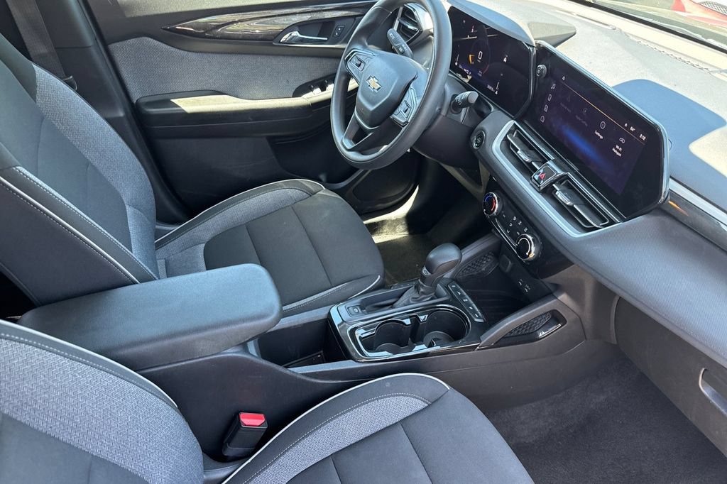 Used 2025 Chevrolet TrailBlazer LT AWD/4WD image 16