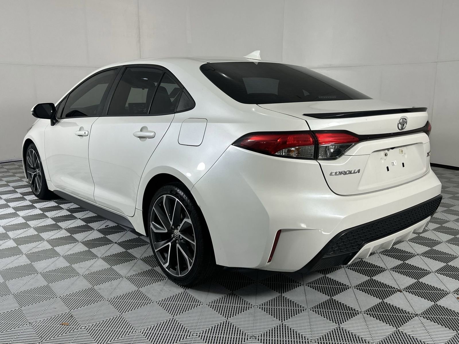 Used 2020 Toyota Corolla XSE FWD image 6