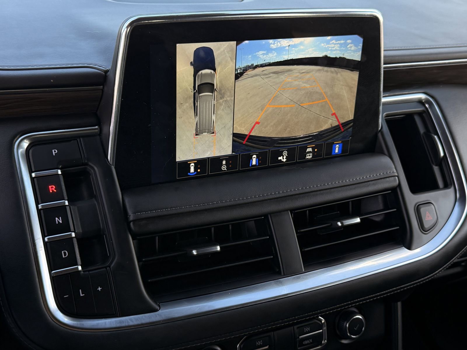 Used 2024 Chevrolet Suburban Z71 w/ Luxury Package image 19