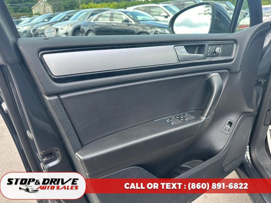 Used 2016 Volkswagen Touareg Sport AWD/4WD image 13