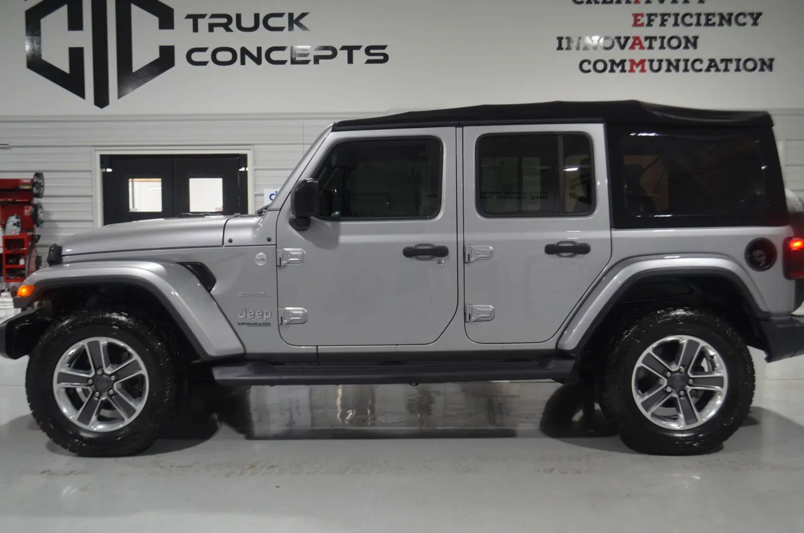 Used 2018 Jeep Wrangler Unlimited Sahara image 4
