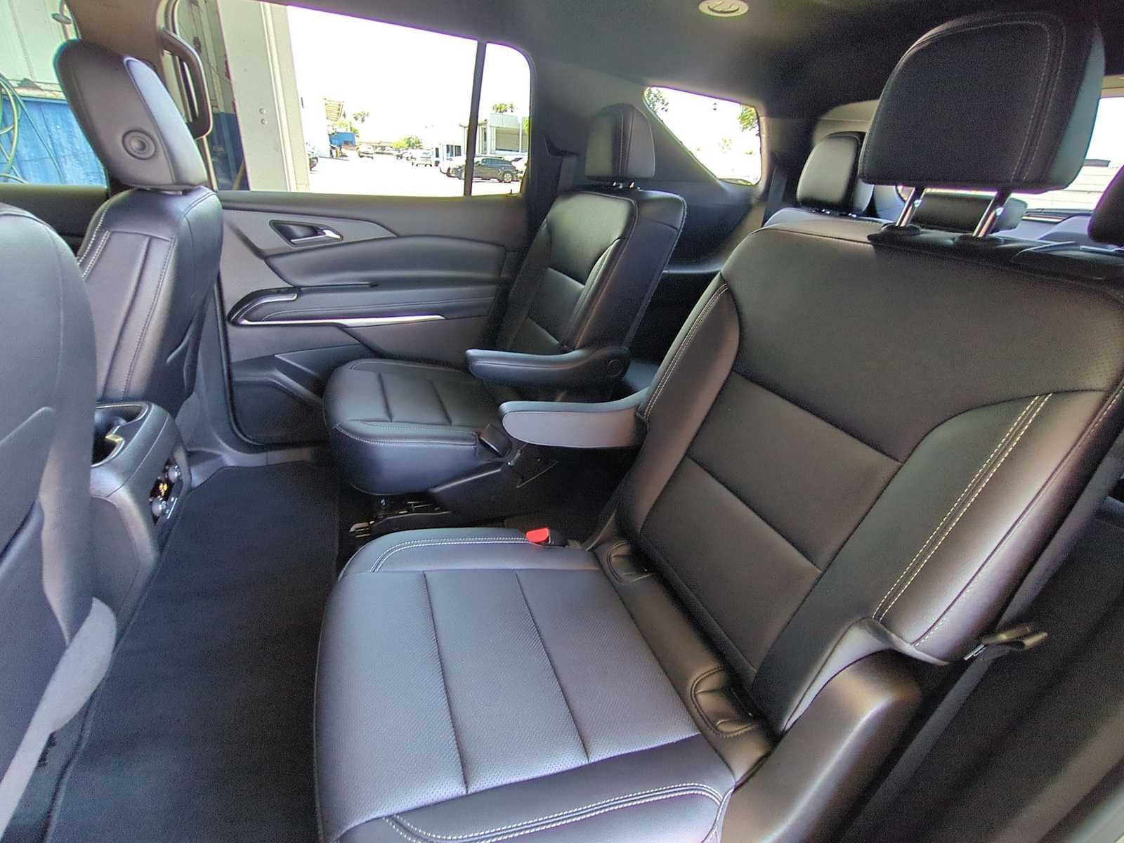 Used 2025 Chevrolet Traverse LT FWD image 24